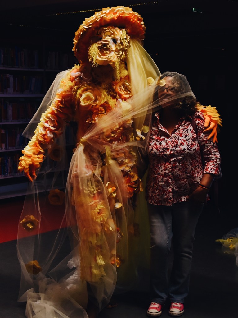 Solarius. Photo performance à la bibliothèque universitaire. 2019 Ludgi Savon. Image credit: @saubhagya.photos & @indianaania
